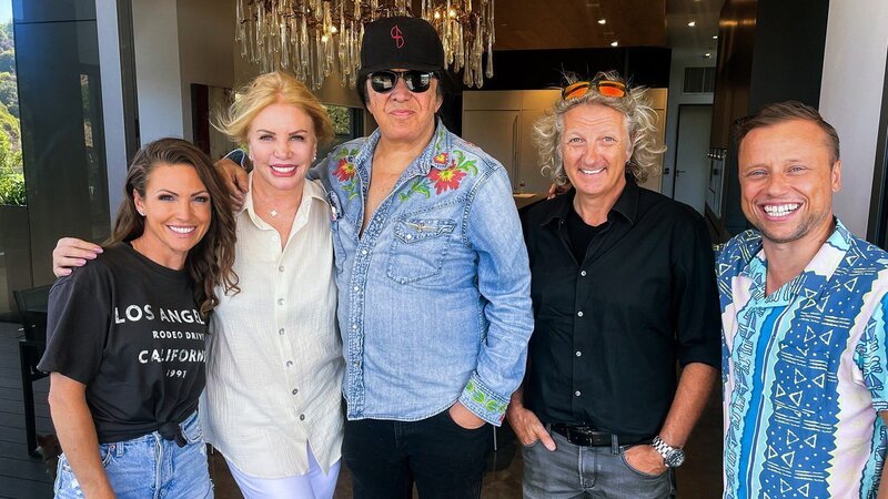 Ding Dong – Zeig mir dein Zuhause Spezial USA Viola Tami (l.) und Jan Fitze (r.) zu Besuch bei KISS-Rockstar Gene Simmons (3.v.l.) mit Frau Shannon (2.v.l.) und Architekt Roger Kurath (2.v.r.) – Bild: SRF