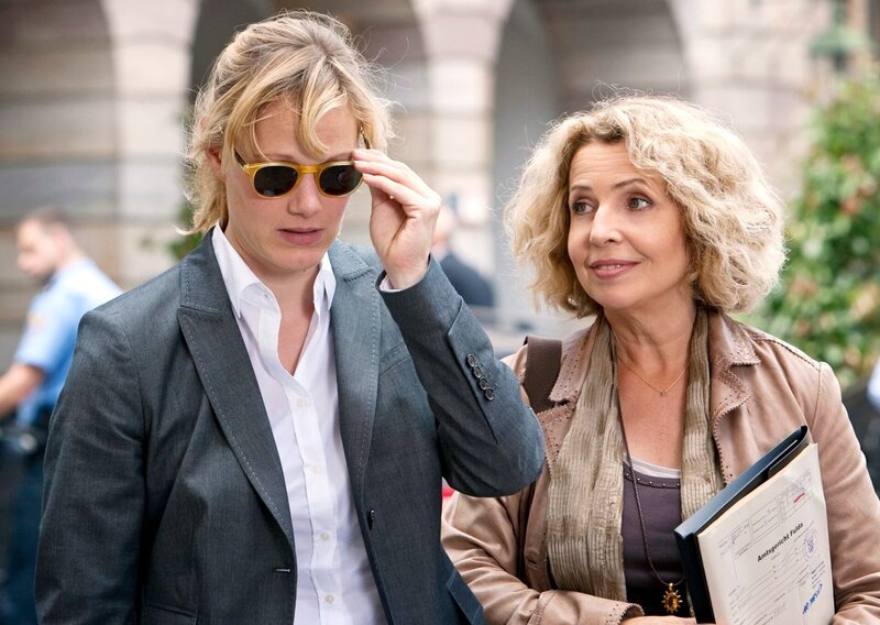 Lena Kalbach und ihre Tochter Nike haben nicht immer die gleiche Perspektive. – Bild: ARD Degeto/​Olaf R. Benold