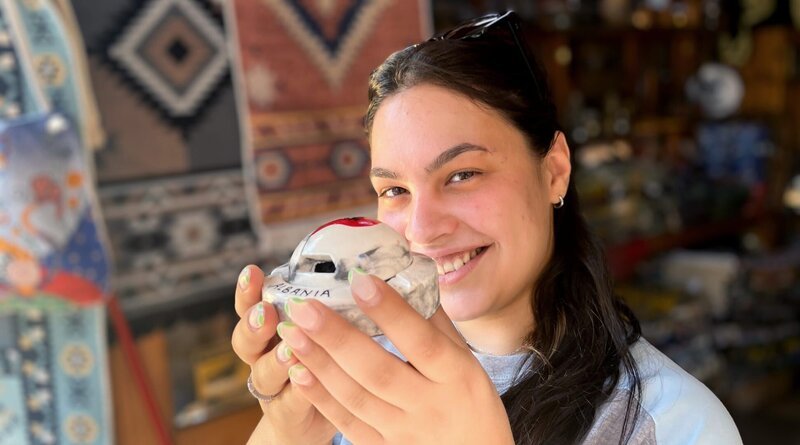 Was ist typisch Albanisch? Auch die Souvenir-Verkäuferin in Gjirokastra sagt: Bunker. Und weil sie noch immer überall im Land zu finden sind, werden sie auch im Mini-Format als Aschenbecher verkauft … – Bild: WDR/​Marko Rösseler /​ ZDF und WDR/​Marko Rösseler