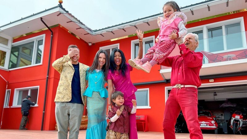 Ding Dong – Zeig mir dein Zuhause Im Fertighaus und im Thai-Tempel Staffel 6 Folge 5 Jan Fitze und Viola Tami zu Besuch bei Auto-Tuner Ueli Anliker in Trimbach SO: Duang Anliker mit Sohn Dino, Ueli Anliker mit Tochter Dina – Bild: SRF