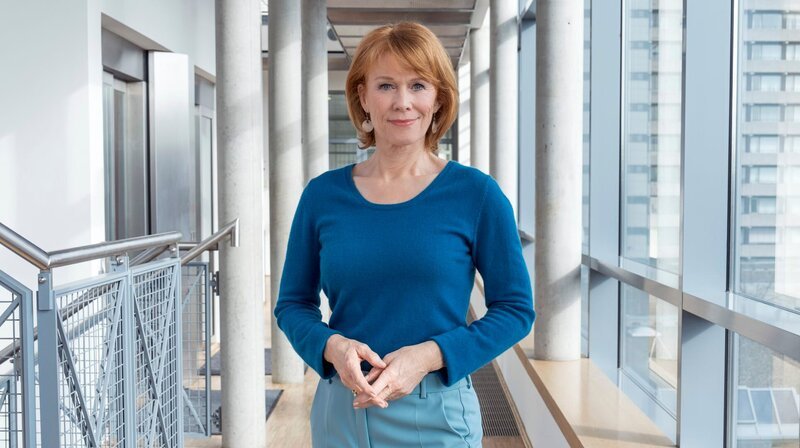 Moderatorin Vera Cordes informiert zu Themen aus den Bereichen Medizin, Gesundheit, Ernährung und Forschung. – Bild: SWR/​NDR/​Janis Röhlig