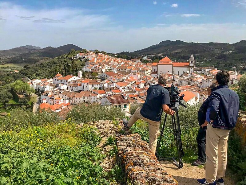 Das Team des „Geschmack Europas“ (Heribert Senegacnik, Martin Traxl, Robert Lachowitz) mit Blick auf Castelo de Vide. – Bild: ORF/​WDW Film/​Clara-Milena Steiner