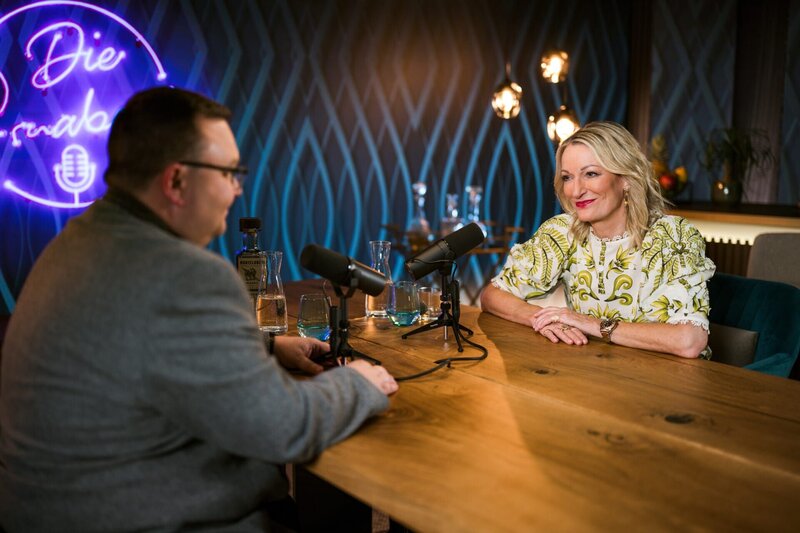 Hermann Schächner und Monika Gruber – Bild: ServusTV /​ Sebastian Marko