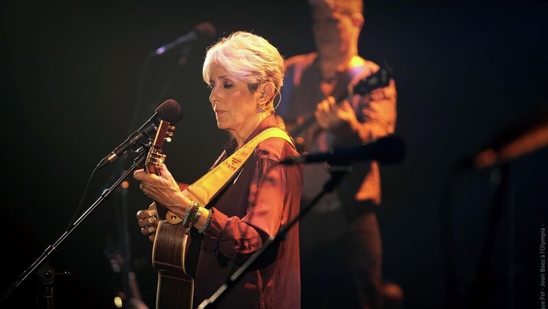Joan Baez auf ihrer “Fare Thee Well“-Abschiedstournee im Pariser Olympia – Bild: ART Joan Baez auf ihrer “Fare Thee Well“-Abschiedstournee im Pariser Olympia – Bild: ART