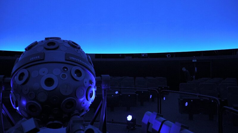 Trend-Nudeln aus China, veganes Sternerestaurant, viele Lieblingscafés. Man sollte wieder einmal im Prenzlauer Berg vorbeischauen. Der Stadtteil hat sich verändert. Wie ist es heute hier? – Zeiss-Großplanetarium. – Bild: rbb/​André Krummel