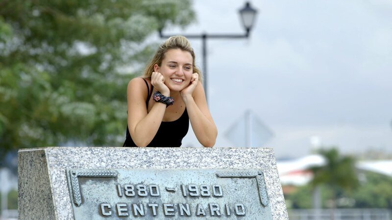 Jasmin Wendl am Panamakanal – Bild: ServusTV /​ Interspot