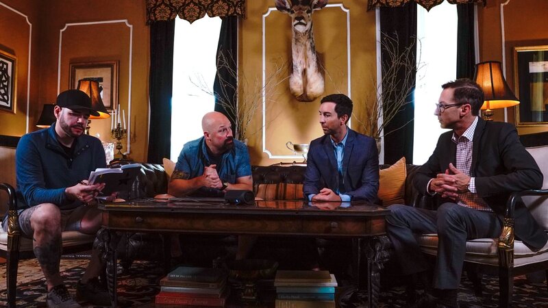 Jason Hawes und Steve Gonsalves zeigen den Kunden Jerrett New und Michael Allen, was sie während ihrer Untersuchung gehört haben. – Bild: Travel Channel /​ Discover Images