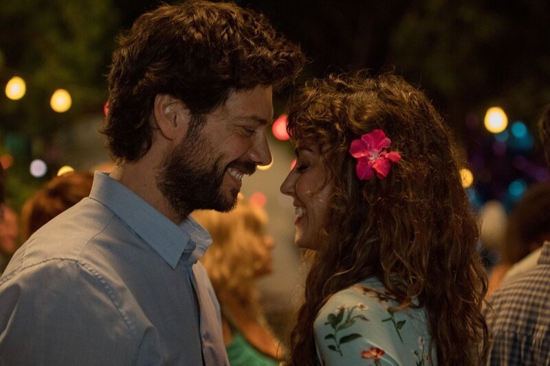 Oscar (Álvaro Morte, l.); Alejandra (Verónica Sánchez, r.) – Bild: Telefónica Audiovisual Digital SLU 2019 /​ María Heras Lizenzbild frei