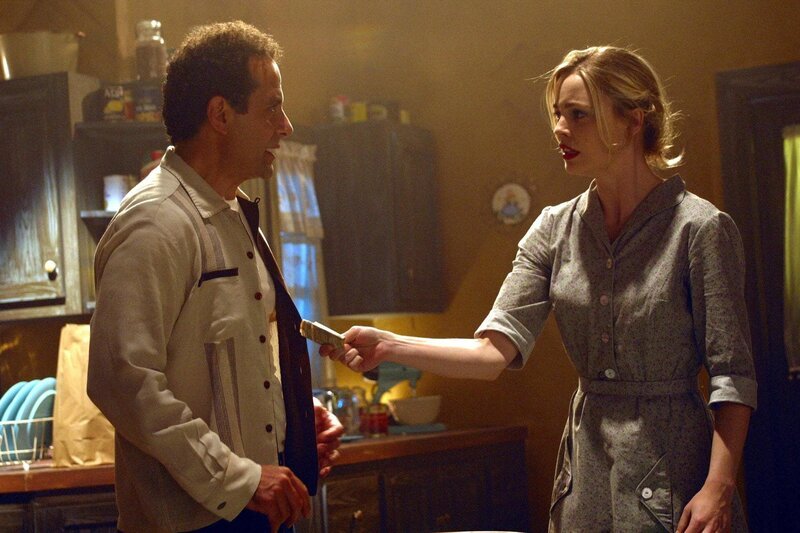 Hat Melissa George (Jenna Ryan, r.) etwas mit dem Mord ihres Schauspielkollegen zu tun? Monk (Tony Shalhoub, l.) versucht das herauszufinden und übernimmt die Rolle seines ermordeten Vorgängers. – Bild: ORF/​Carin Baer