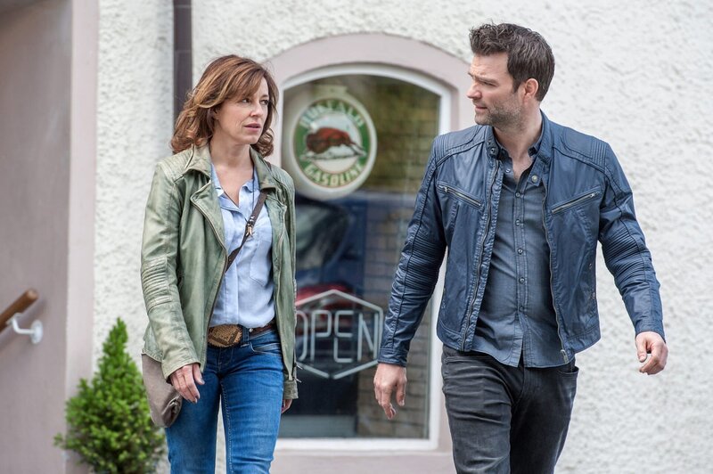 Nina (Julia Cencig, l.) und Lukas (Jakob Seeböck, r.) ärgern sich über unzuverlässige Zeugenaussagen. – Bild: Stefanie Leo /​ ORF /​ Gebhardt Productions