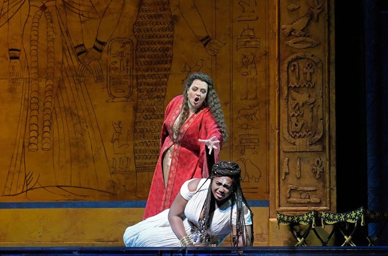 Judit Kutasi als Amneris (hi.) und Angel Blue (vo.) in der Titelrolle: Die Widersacherinnen geraten in eine komplizierte Dreiecksgeschichte. – Bild: Ken Howard