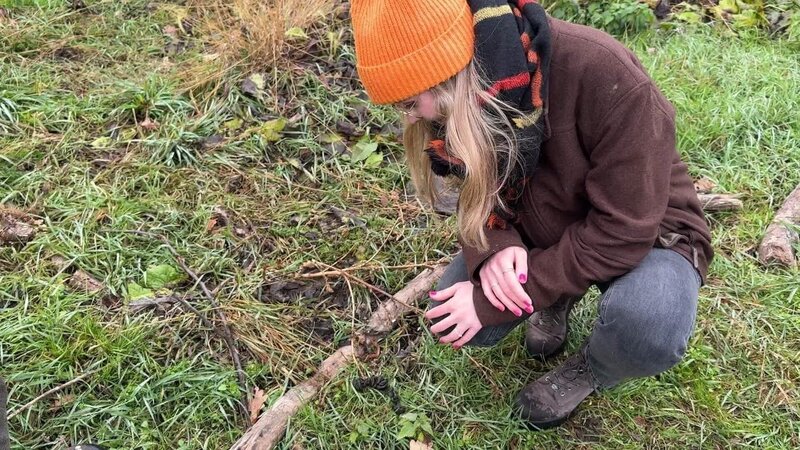 Lena entdeckt die Fährte eines Rehs. – Bild: ORF