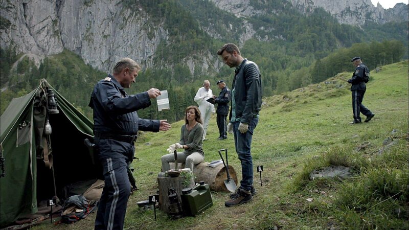Das SOKO-Team um Kroisi (Ferry Öllinger, l.), Nina Pokorny (Julia Cencig, M.) und Lukas Roither (Jakob Seeböck, r.) ist bereits auf einige aussagekräftige Gegenstände gestoßen. – Bild: ORF 1