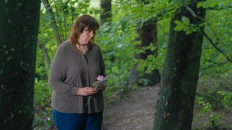 Manuela Schwabe bei der Vorbereitung des Abschiedsrituals für Sternenkinder. – Bild: ORF/​Sternblende