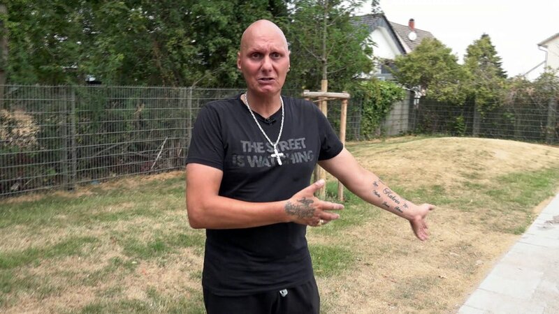 Das Viertel hat sich verändert. Elvis gefällt es hier nicht mehr. Nun überlegt er, mit seiner Familie die Benz-Baracken zu verlassen. – Bild: RTLZWEI