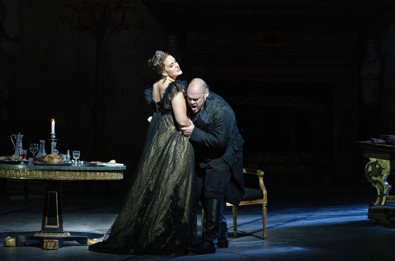 Lise Davidsen als Tosca und Quinn Kelsey als Scarpia in Giacomo Puccinis Opernklassiker „Tosca“ in der „Metropolitan Opera“ in New York – Bild: Marty Sohl/​The Metropolitan Opera