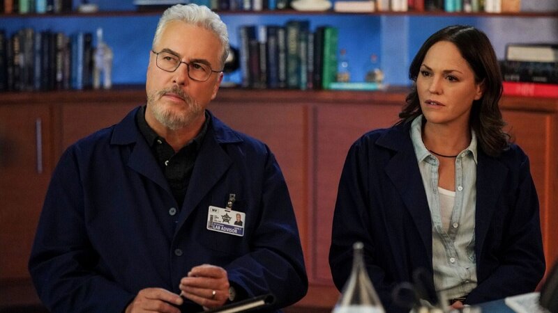 V.l.: Dr. Gil Grissom (William Petersen) und Sara Sidle (Jorja Fox). – Bild: RTL