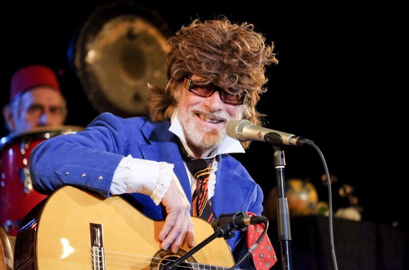 Der kreative Allrounder Helge Schneider – Musiker, Komiker und Filmemacher – portraitiert sich zum 70. Geburtstag selbst. Mit Originalaufnahmen unter anderem von seiner „Pretty Joe & die Dorfschönheiten Tournee 2014“. – Bild: SWR/​Meine Supermaus /​ SWR Presse/​Bildkommunikation