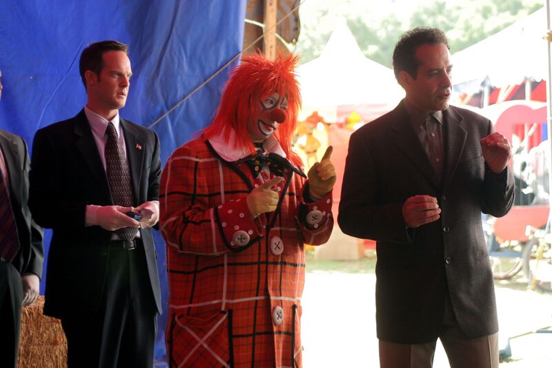 Lt. Randall Disher (Jason Gray-Stanford, l.) und Monk (Tony Shalhoub, r.) ermitteln in einem Zirkus. Hat der Clown Floppy (Lance Krall, M.) etwas mit dem Mord am Zirkusdirektor zu tun? – Bild: ORF/​Universal/​Doug Hyun