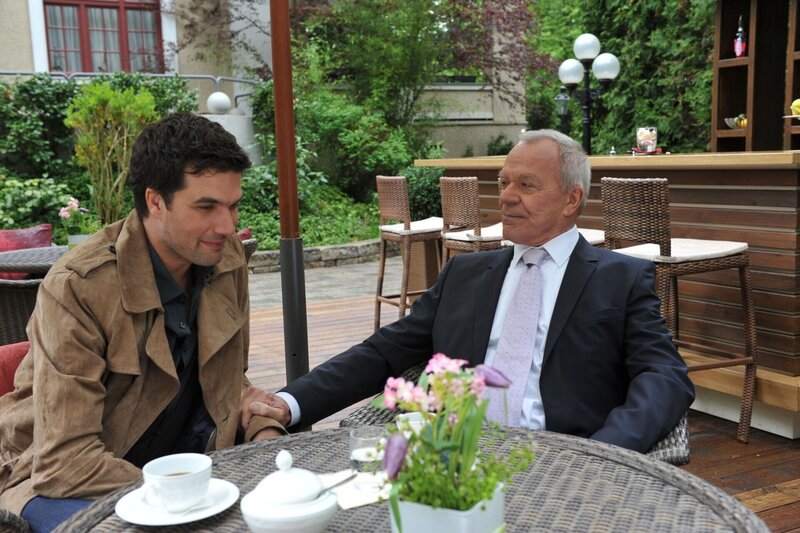Konstantin (Moritz Tittel, l.); Werner (Dirk Galuba, r.) – Bild: ARD /​ Ann Paur
