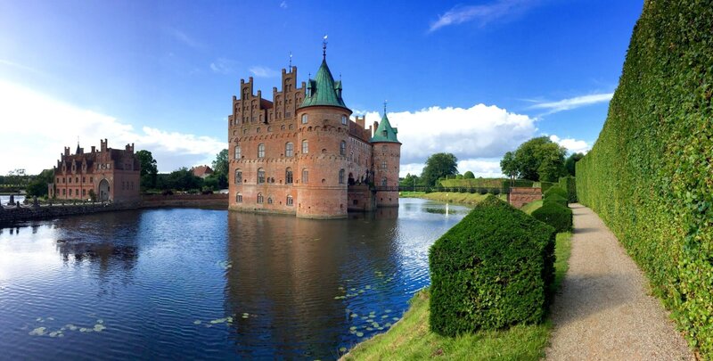 Schloss Egeskov. – Bild: ORF/​WDW Film/​Heribert Senegacnik