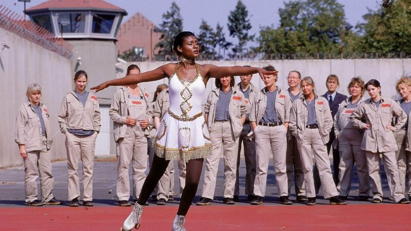 Die Gefangenen wollen Denise (Edina Robinson, vorne) bei ihrem Trainingsprogramm verunsichern und scheinen auch Erfolg damit zu haben … – Bild: RTL