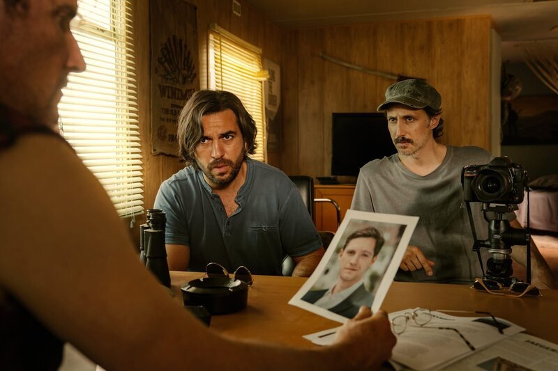 Hinter, v.li.: Juan Romero (Elyas M’Barek), Milo (Michael Ostrowski). – Bild: ORF/​Pro7/​UFA Fiction GmbH/​Gesellschaft für Feine Filme mbH/​Warner/​Marco Nagel
