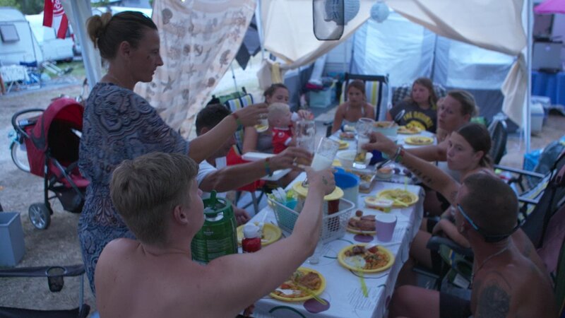 Die Pitzers haben einen spaßigen Grillabend. – Bild: RTLZWEI