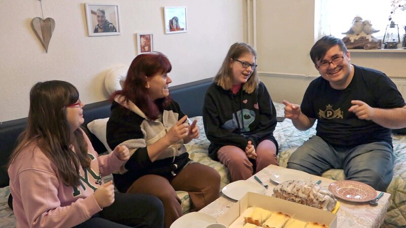 Pascal (li.) hat Geburtstag und feiert gemeinsam mit Schwester Selina, Mama Petra und Freundin Tina – Bild: RTLZWEI