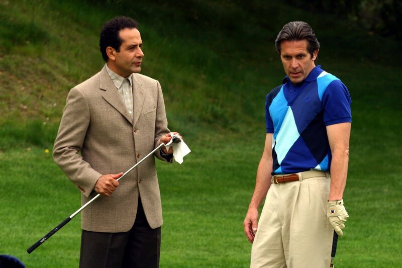 Monk (Tony Shalhoub, l.) ist fest davon überzeugt, dass der Playboy Dexter Larsen (Gary Cole, r.) den Finanzvorstand des beliebten Männer-Magazins Sapphire umgebracht zu haben. – Bild: ORF/​Universal/​Doug Hyun
