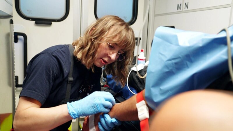 Notfallsanitäterin Theresa Schenk kümmert sich um den Patienten – Bild: RTLZWEI