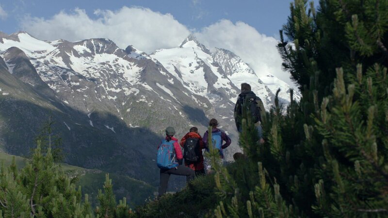 Tourists and the mountain guide. – Bild: Bergblick