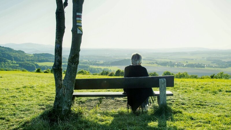 Siglind Drost besucht regelmäßig ihre alte Heimat Kunewald, heute Kunín – Bild: ORF/​LOOKSfilm/​Chris Valentien