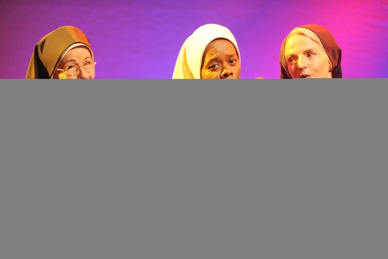 Bei der Wohltätigkeitsgala: Autritt der Nonnen (v.li.: Karin Gregorek, Denise M’Baye, Emanuela von Frankenberg). – Bild: ORF 2