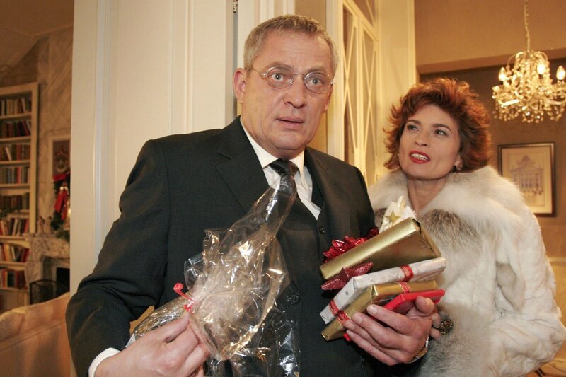 Als Friedrich (Wilhelm Manske, l.) erfährt, dass Sophie (Gabrielle Scharnitzky, r.) allein Weihnachten feiern wird, bekommt er Mitleid. – Bild: SAT.1 /​ Noreen Flynn Eigenproduktionsbild frei