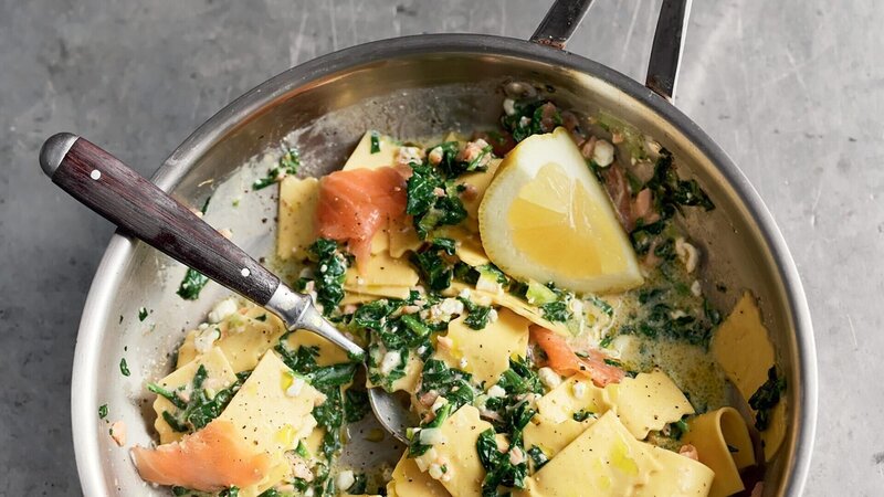 Pasta mit Räucherlachs. – Bild: ORF/​Jamie Oliver Enterprises Ltd./​David Loftus