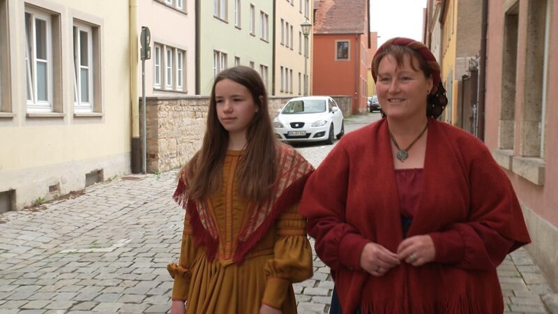 Architektin Claudia Merk und Tochter Eva aus Rothenburg in der Tracht des 17. Jahrhunderts. – Bild: RTL /​ BurdaStudios /​ Von Mittelalter, Märkten und Musketieren – Wenn Geschichte zum Spektakel wird