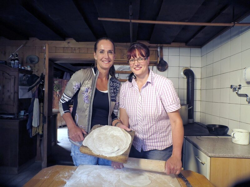Maggie Entenfellner, Viktoria Brandner. – Bild: ORF/Ab Hof TV Produktion Maggie Entenfellner, Viktoria Brandner. – Bild: ORF/Ab Hof TV Produktion