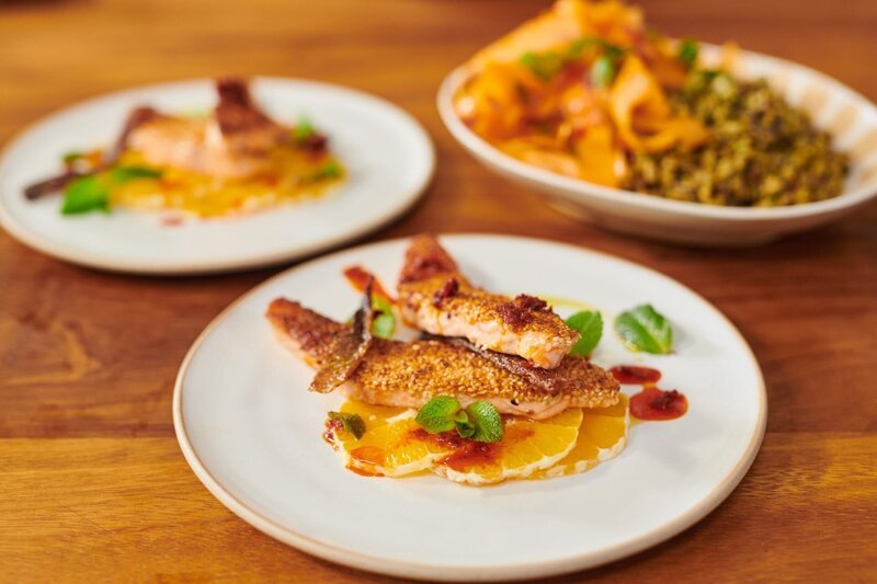 Jamie Olivers Gericht. Die Verwendung des sendungsbezogenen Materials ist nur mit dem Hinweis und Verlinkung auf RTL+ gestattet. – Bild: ORF/​Jamie Oliver Enterprises Ltd./​Paul Stuart