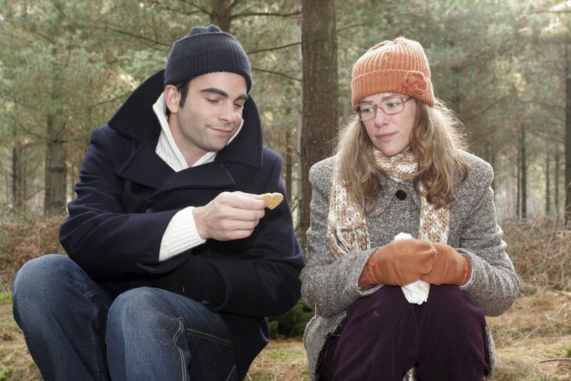 Lisa (Alexandra Neldel, r.) genießt den Ausflug mit David (Mathis Künzler, l.) und hat Plätzchen mitgebracht. Dieses Foto von Alexandra Neldel darf nur in Zusammenhang mit der Berichterstattung über die Serie „Verliebt in Berlin“ veröffentlicht und verbreitet werden.) – Bild: SAT.1 /​ Noreen Flynn Eigenproduktionsbild frei