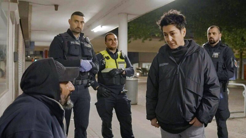 Nächtliche Polizeikontrolle am Bremer Hauptbahnhof: Dunja Hayali begleitet eine Streife der Polizei und spricht mit einem kontrollierten Mann über seine Situation. Ein Einblick in die Realität urbaner Sicherheitseinsätze. – Bild: ZDF