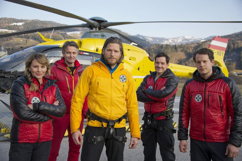 Das Team der Bergrettung Ramsau vor dem nächsten Einsatz. Von links:  Katharina Strasser (Luise Bähr), Michael Dörfler (Robert Lohr), Markus Kofler (Sebastian Ströbel), Tobias Herbrechter (Markus Brandl), Benjamin Marasek (Mirko Lang). – Bild: ORF/​ZDF/​Thomas R. Schumann