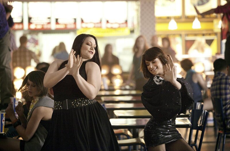 „Drop Dead Diva“, „Wer einmal lügt.“ Jane hat einen witzigen Traum: sie ist in einem Musical und arbeitet in einem Fast Food Laden. Als Richterin kommt Paula Abdul vorbei. Doch nach ihrer Sing- und Tanzeinlage, ist alles wie zuvor. Im wirklichen Leben muss sich Jane einer Anhörung stellen, um ihren Job zu behalten. Gleichzeitig vertritt sie eine Mutter, die für eine Behandlung ihre schwer kranken Tochter kämpft. Überdies taucht überraschend Janes’ Ehemann auf, von dem bislang niemand etwas wusste.Im Bild (v.li.): Brooke Elliott (Jane Bingum), Paula Abdul. SENDUNG: ORF eins – DI – 12.02.2019⁠–⁠13:25 UHR. – Veroeffentlichung fuer Pressezwecke honorarfrei ausschliesslich im Zusammenhang mit oben genannter Sendung oder Veranstaltung des ORF bei Urhebernennung. – Bild: ORF