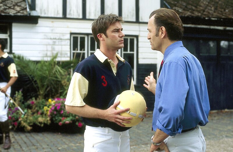 John Fox (Thomas Scharff, li.) , der berühmteste Polospieler Englands, bittet seinen Trainer (Mark Kuhn) um eine Auszeit. – Bild: ORF/​ZDF/​Jon Ailes