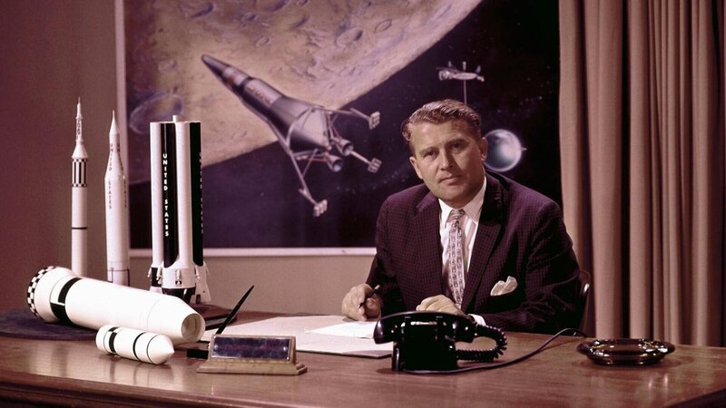 Dr. von Braun an seinem Schreibtisch – Bild: THE HISTORY CHANNEL /​ A+E Global Media