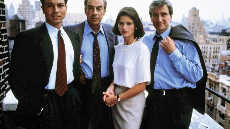 v.li. Detective Reynaldo Curtis (Benjamin Bratt, li.), Lennie Briscoe (Jerry Orbach, 2.v.li.), Claire Kincaid (Jill Hennessy) und Jack McCoy (Sam Waterston) – Bild: TVNOW