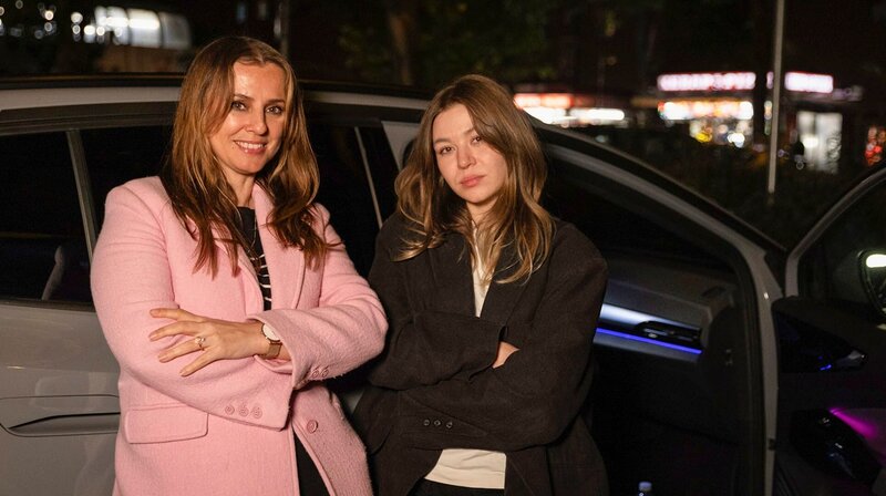 Jagoda Marinic (l.) trifft Rapperin Verifiziert (r.) in Wien. – Bild: HR/​Carlos Fuchs