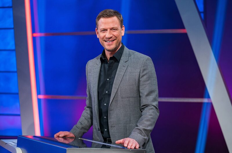 Moderator Florian Weber freut sich auf gewitzte Kandidaten, kniffelige Fragen und überraschende Antworten beim Wissensquiz „Meister des Alltags“. – Bild: SWR /​ Christian Koch