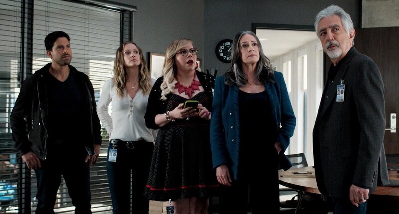 (v.l.n.r.) Luke Alvez (Adam Rodriguez); Jennifer Jareau (A. J. Cook): Penelope Garcia (Kirsten Vangsness); Emily Prentiss (Paget Brewster), David Rossi (Joe Mantegna) – Bild: TM CBS Studios Inc. © 2022 ABC Signature and CBS Studios Inc. CRIMINAL MINDS is a trademark of CBS Studios Inc. All rights reserved. /​ Michael Yarish Lizenzbild frei
