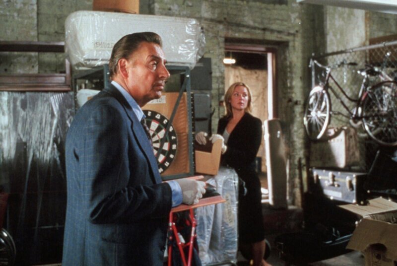 In einem heruntergekommenen Viertel wird das Skelett einer jungen Frau gefunden, die angeblich bei den Anschlägen auf die Zwillingstürme am 11. September ums Leben gekommen ist. (v.li.) Det. Briscoe (Jerry Orbach) und Staatsanwältin Southerlyn suchen am Fundort der Leiche nach Spuren. – Bild: TVNOW